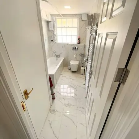 Entire Apartment Hosted By Pius Redhill  Exterior photo