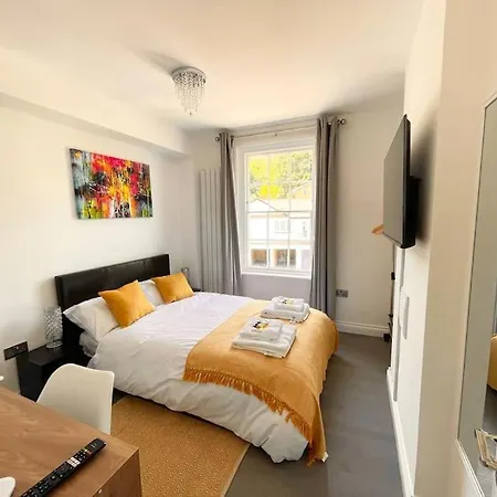 Entire Apartment Hosted By Pius Redhill  Exterior photo