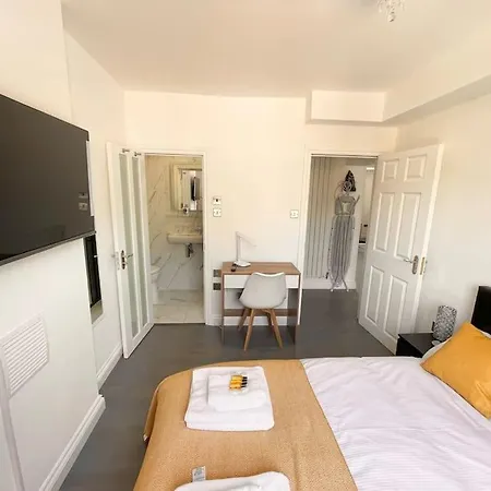 Entire Apartment Hosted By Pius Redhill  Exterior photo