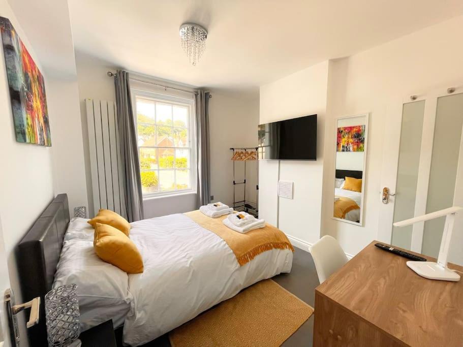 Apartment Entire Hosted By Pius Redhill (Surrey)