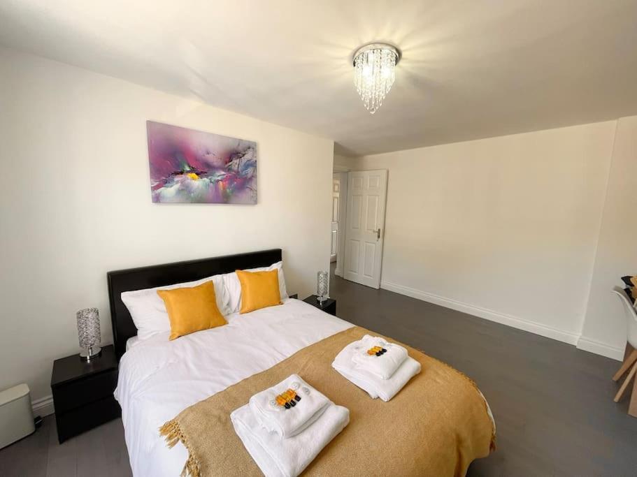 Apartment Entire Hosted By Pius Redhill (Surrey)