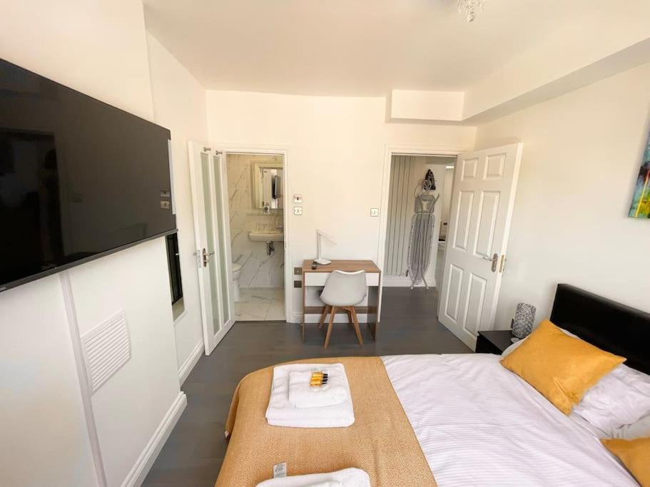 Entire Hosted By Pius Apartment Redhill (Surrey)